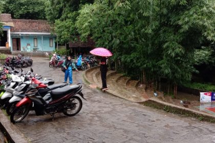 Demi Membantu Teman, Rela Hujan-Hujanan